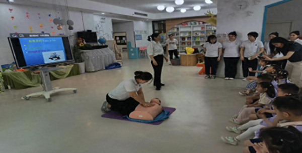 配资吧官网网站 南苑街道济安台社区开展“师者先行”急救知识培训活动